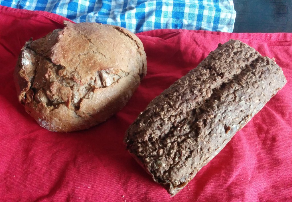 Zwei Brote aus den Brotbackmischungen: links G&G Roggenbrot rechts Aurora Vollkorn